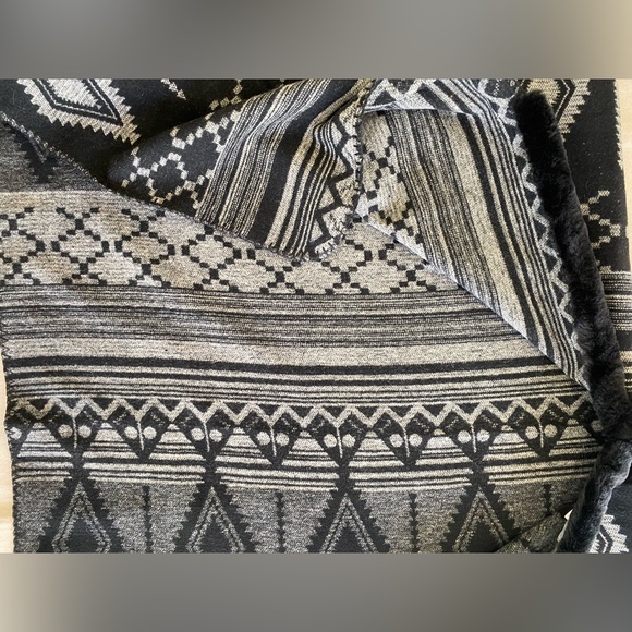Loft Ann Taylor Tribal Geometric Patterned Black Grey Faux Fur OSFM Cape - Picture 4 of 6